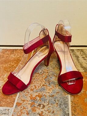 NWOB! Beautiful Alex Marie Deep Red Suede Ankle-Strap Zip Kitten Heels for Women